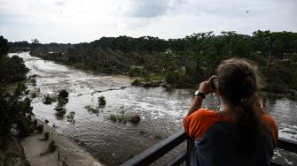 Tras las inundaciones en Texas, residentes de la zona afectada laboran de manera coordinada para ubicar a víctimas.