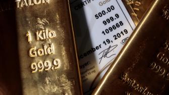 Un grupo de delincuentes a bordo de dos vehículos asaltó un camión de la empresa Fletes Durango, el cual se encontraba cargado con al menos 33 toneladas de concentrado de oro y plata propiedad de la empresa Grupo Minero Bacis, con destino al puerto de Manzanillo.
Para más información del tema, visita: https://www.eleconomista.com.mx/empresas/grupo-armado-roba-33-toneladas-concentrado-oro-plata-cerca-guadalajara-20250707-767017.html
¡Síguenos en nuestras redes sociales para mantenerte informado!
Twitter: https://twitter.com/eleconomista
Facebook: https://www.facebook.com/ElEconomista.mx
Instagram: https://www.instagram.com/eleconomistamx
LinkedIn: https://www.linkedin.com/company/el-economista/
#ElEconomista #EETV