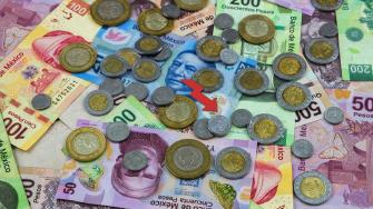 Los inversionistas también reaccionaron a las amenazas del presidente de EU a los países que se alineen con las políticas de los BRICS.
Para más información del tema, visita: https://www.eleconomista.com.mx/mercados/precio-dolar-hoy-7-julio-2025-cuanto-cerro-20250707-767059.html
¡Síguenos en nuestras redes sociales para mantenerte informado!
Twitter: https://twitter.com/eleconomista
Facebook: https://www.facebook.com/ElEconomista.mx
Instagram: https://www.instagram.com/eleconomistamx
LinkedIn: https://www.linkedin.com/company/el-economista/
#ElEconomista #EETV
