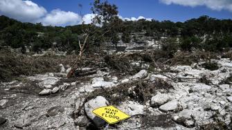 La búsqueda por personas desaparecidas continúa en el Río Guadalupe. Foto: AFP.