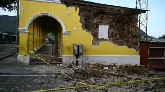 Dos personas murieron a consecuencia de los fuertes sismos que sacudieron el martes gran parte de Guatemala y causaron diversos daños materiales, informó protección civil.
¡Síguenos en nuestras redes sociales para mantenerte informado!
Twitter: https://twitter.com/eleconomista
Facebook: https://www.facebook.com/ElEconomista.mx
Instagram: https://www.instagram.com/eleconomistamx
LinkedIn: https://www.linkedin.com/company/el-economista/
#ElEconomista #EETV