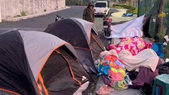 Cientos de guatemaltecos amanecieron este miércoles en las calles por temor a las réplicas de los fuertes sismos que en la víspera provocaron tres muertos, un desaparecido y daños en un centenar de viviendas.