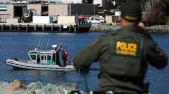 Un agente de la Patrulla Fronteriza observa desde una lancha patrullera la existencia de migrantes en situación irregular..