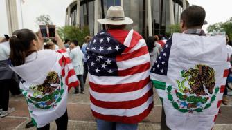 Estadounidenses llegan a México huyendo de la deriva autoritaria del presidente Donald Trump y denuncian el ambiente de intolerancia social.
¡Síguenos en nuestras redes sociales para mantenerte informado!
Twitter: https://twitter.com/eleconomista
Facebook: https://www.facebook.com/ElEconomista.mx
Instagram: https://www.instagram.com/eleconomistamx
LinkedIn: https://www.linkedin.com/company/el-economista/
#ElEconomista #EETV