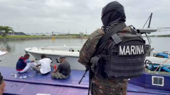 La fuerza naval del ejército de Guatemala interceptó un semisumergible en aguas del Pacífico que transportaba 2.200 kilos de cocaína y capturó a tres tripulantes, informaron el miércoles el ejército y la fiscalía. 

¡Síguenos en nuestras redes sociales para mantenerte informado! 

Twitter: https://twitter.com/eleconomista 
Facebook: https://www.facebook.com/ElEconomista.mx 
Instagram: https://www.instagram.com/eleconomistamx 
LinkedIn: https://www.linkedin.com/company/el-economista/ 

#ElEconomista #EETV  #AFP