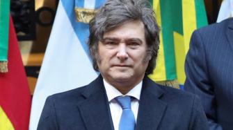 Milei ha advertido ya de que va a "vetar" o "judicializar" los proyectos que aprobó el Senado y que el oficialismo rechaza por considerar que atenta contra el equilibrio fiscal.

Para más información del tema, visita: https://www.eleconomista.com.mx/internacionales/senado-argentino-aprueba-aumento-pensiones-reves-milei-20250711-767793.html

¡Síguenos en nuestras redes sociales para mantenerte informado!

Twitter: https://twitter.com/eleconomista 
Facebook: https://www.facebook.com/ElEconomista.mx
Instagram: https://www.instagram.com/eleconomistamx
LinkedIn: https://www.linkedin.com/company/el-economista/

#ElEconomista #EETV