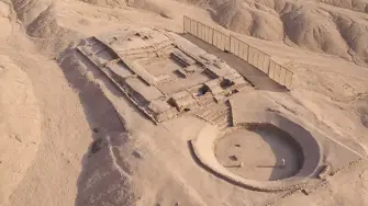 Perú presenta nueva joya arqueológica, una ciudad de 3.800 años. El asentamiento arqueológico de Peñico es una ciudad prehispánica de más de 3.800 años que pudo conectar la costa, la sierra y la Amazonía. El hallazgo revela templos, esculturas y objetos ceremoniales en un espacio construido entre 1800 y 1500 a.C. Peñico se suma al circuito turístico de Caral.

¡Síguenos en nuestras redes sociales para mantenerte informado!

Twitter: https://twitter.com/eleconomista 
Facebook: https://www.facebook.com/ElEconomista.mx
Instagram: https://www.instagram.com/eleconomistamx
LinkedIn: https://www.linkedin.com/company/el-economista/
T

#ElEconomista #EETV
