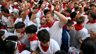 El tradicional festival de San Fermín en España, se inauguró esta semana con protestas a favor de la causa palestina, así como con manifestaciones contra el maltrato animal. El festival es famoso por sus 'encierros', donde los participantes huyen de toros y bueyes que los persiguen en las calles de Pamplona.

¡Síguenos en nuestras redes sociales para mantenerte informado!

Twitter: https://twitter.com/eleconomista 
Facebook: https://www.facebook.com/ElEconomista.mx
Instagram: https://www.instagram.com/eleconomistamx
LinkedIn: https://www.linkedin.com/company/el-economista/

#ElEconomista #EETV #DW