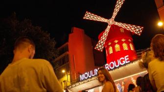 Catorce meses después de su caída accidental, las aspas del Moulin Rouge volvieron a girar el jueves por la noche, retomando una tradición de más de 135 años y uno de los iconos turísticos de París.