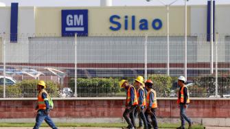 GM confirmó que las semanas de inactividad programadas son parte de un proceso operativo estándar centrado en optimizar la producción.

Para más información del tema, visita: https://www.eleconomista.com.mx/empresas/gm-detiene-produccion-camionetas-mexico-semanas-20250711-767832.html

¡Síguenos en nuestras redes sociales para mantenerte informado!

Twitter: https://twitter.com/eleconomista 
Facebook: https://www.facebook.com/ElEconomista.mx
Instagram: https://www.instagram.com/eleconomistamx
LinkedIn: https://www.linkedin.com/company/el-economista/

#ElEconomista #EETV