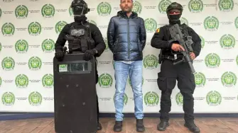 La policía de Colombia capturó el viernes al italiano Giuseppe Palermo, señalado como el enlace en América Latina de una mafia internacional de narcotráfico en un caso por el que las autoridades italianas arrestaron a una veintena de personas.

¡Síguenos en nuestras redes sociales para mantenerte informado!

Twitter: https://twitter.com/eleconomista 
Facebook: https://www.facebook.com/ElEconomista.mx
Instagram: https://www.instagram.com/eleconomistamx
LinkedIn: https://www.linkedin.com/company/el-economista/
T

#ElEconomista #EETV