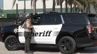 Un trabajador agrícola se encuentra en estado crítico este sábado, tras resultar herido en una redada de la policía de inmigración en granjas legales de cannabis cerca de Los Ángeles, que se saldó con el arresto de 200 migrantes y enfrentamientos entre agentes y manifestantes.

¡Síguenos en nuestras redes sociales para mantenerte informado!

Twitter: https://twitter.com/eleconomista 
Facebook: https://www.facebook.com/ElEconomista.mx
Instagram: https://www.instagram.com/eleconomistamx
LinkedIn: https://www.linkedin.com/company/el-economista/

#ElEconomista #EETV #AFP