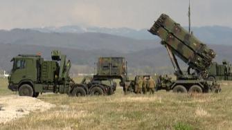 El presidente Donald Trump anunció el domingo que Estados Unidos enviará sistemas de defensa aérea Patriot a Ucrania y expresó nuevamente su descontento con su homólogo ruso, Vladimir Putin, por continuar la guerra en el país vecino.