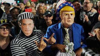 Manifestantes protestaron en São Paulo contra el presidente estadounidense y mostraron su ira contra los aranceles anunciados por Donald Trump sobre el país sudamericano. A partir del 1 de agosto, todas las importaciones estadounidenses procedentes de Brasil estarán sujetas a aranceles del 50%.
¡Síguenos en nuestras redes sociales para mantenerte informado!
Twitter: https://twitter.com/eleconomista
Facebook: https://www.facebook.com/ElEconomista.mx
Instagram: https://www.instagram.com/eleconomistamx
LinkedIn: https://www.linkedin.com/company/el-economista/
#ElEconomista #EETV
