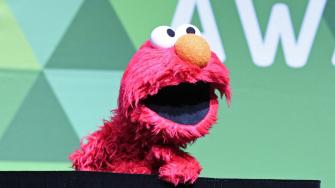 Alrededor de 650,000 usuarios siguen a Elmo, el monstruo rojo peludo que enseña a su joven audiencia la amabilidad y la paciencia.