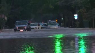 La costa oriental de Estados Unidos se preparaba para más lluvias el martes, después de que inundaciones repentinas afectaron viajes, dejaron vehículos varados y provocaron rescates de emergencia.