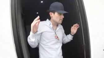 Ovidio Guzmán, hijo del exlíder del Cártel de Sinaloa, Joaquín "El Chapo" Guzmán, ha abandonado la cárcel tras el acuerdo alcanzado con las autoridades estadounidenses para declararse culpable de varios delitos de narcotráfico y resguardado en lugar secreto mientras continúa colaborando.
Para más información del tema, visita: https://www.eleconomista.com.mx/politica/ovidio-guzman-sale-prision-ubicacion-secreta-acuerdo-culpabilidad-eu-20250716-768389.html
¡Síguenos en nuestras redes sociales para mantenerte informado!
Twitter: https://twitter.com/eleconomista
Facebook: https://www.facebook.com/ElEconomista.mx
Instagram: https://www.instagram.com/eleconomistamx
LinkedIn: https://www.linkedin.com/company/el-economista/
#ElEconomista #EETV
