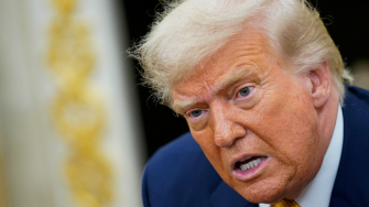 Desde que regresó a la Casa Blanca, el presidente estadounidense lidera una diplomacia agresiva contra los cárteles y considera que Canadá y México no hacen lo suficiente para combatir la entrada de fentanilo. Lo esgrimió como excusa para amenazarlos con aranceles.
Para más información del tema, visita: https://www.eleconomista.com.mx/politica/donald-trump-insiste-carteles-droga-control-fuerte-sobre-mexico-20250716-768459.html
¡Síguenos en nuestras redes sociales para mantenerte informado!
Twitter: https://twitter.com/eleconomista
Facebook: https://www.facebook.com/ElEconomista.mx
Instagram: https://www.instagram.com/eleconomistamx
LinkedIn: https://www.linkedin.com/company/el-economista/
#ElEconomista #EETV