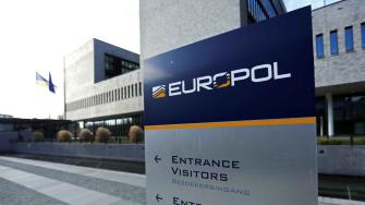 Las agencias para la cooperación policial y judicial, Europol y Eurojust, anunciaron este miércoles que desmantelaron un grupo de hackers prorrusos acusado de lanzar miles de ataques online contra Ucrania y sus aliados.
¡Síguenos en nuestras redes sociales para mantenerte informado!
Twitter: https://twitter.com/eleconomista
Facebook: https://www.facebook.com/ElEconomista.mx
Instagram: https://www.instagram.com/eleconomistamx
LinkedIn: https://www.linkedin.com/company/el-economista/
#ElEconomista #EETV #Europol