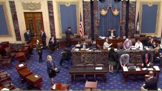 El Senado de Estados Unidos aprobó en la madrugada del jueves un recorte del gasto de 9.000 millones de dólares apoyado por el presidente Donald Trump que afecta a los programas de ayuda al exterior y a medios públicos de comunicación.
