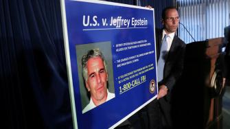 La fiscal del distrito sur de Nueva York e hija del exdirector de la Policía Federal estadounidense (FBI), Maurene Comey, fue destituida este miércoles, después de trabajar cerca de una década al servicio de la Fiscalía de Manhattan, destacando el proceso al delincuente sexual convicto Jeffrey Epstein y a la exasistenta de éste, Ghislaine Maxwell.