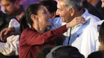 La presidenta de México aseguró que el exgobernador de Tabasco debe explicar su relación con el exsecretario de Seguridad, señalado por vínculos con el crimen organizado. Reiteró que no se protegerá a nadie en las investigaciones.
Para más información del tema, visita: https://www.eleconomista.com.mx/politica/sheinbaum-pide-adan-augusto-dar-version-sobre-caso-bermudez-requena-20250718-768794.html
¡Síguenos en nuestras redes sociales para mantenerte informado!
Twitter: https://twitter.com/eleconomista
Facebook: https://www.facebook.com/ElEconomista.mx
Instagram: https://www.instagram.com/eleconomistamx
LinkedIn: https://www.linkedin.com/company/el-economista/
#ElEconomista #EETV