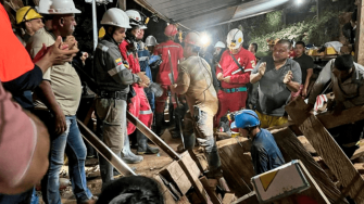 Los 18 trabajadores que estaban atrapados en una mina en el noroeste de Colombia fueron rescatados con vida la madrugada del viernes, tras una operación que duró 12 horas, aseguraron autoridades.
¡Síguenos en nuestras redes sociales para mantenerte informado!
Twitter: https://twitter.com/eleconomista
Facebook: https://www.facebook.com/ElEconomista.mx
Instagram: https://www.instagram.com/eleconomistamx
LinkedIn: https://www.linkedin.com/company/el-economista/
#ElEconomista #EETV