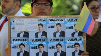 El papel de este nuevo detenido -que sería el sexto arrestado por este caso- en el ataque contra el senador Uribe habría sido ayudar a escapar del parque El Golfito, donde ocurrieron los hechos, al menor que realizó los disparos.
Para más información del tema, visita: https://www.eleconomista.com.mx/internacionales/fiscalia-colombia-anuncia-arresto-persona-involucrada-atentado-miguel-uribe-20250718-768875.html
¡Síguenos en nuestras redes sociales para mantenerte informado!
Twitter: https://twitter.com/eleconomista
Facebook: https://www.facebook.com/ElEconomista.mx
Instagram: https://www.instagram.com/eleconomistamx
LinkedIn: https://www.linkedin.com/company/el-economista/
#ElEconomista #EETV #MiguelUribe