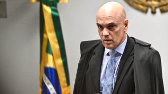 El jefe de la diplomacia estadounidense Marco Rubio anunció este viernes haber ordenado revocar la visa al juez brasileño Alexandre de Moraes, a cargo del juicio por intentona golpista contra Jair Bolsonaro, después de que ordenara colocar una tobillera electrónica al expresidente.
¡Síguenos en nuestras redes sociales para mantenerte informado!
Twitter: https://twitter.com/eleconomista
Facebook: https://www.facebook.com/ElEconomista.mx
Instagram: https://www.instagram.com/eleconomistamx
LinkedIn: https://www.linkedin.com/company/el-economista/
#ElEconomista #EETV #AFP
