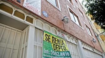 El precio promedio de alquiler alcanzó los 17,610 pesos al mes; en contraste, el salario mínimo para este año es ronda los 8,400 pesos mensuales
Para más información del tema, visita: https://www.eleconomista.com.mx/econohabitat/cuanto-cuesta-rentar-departamento-ciudad-mexico-20250719-768890.html
¡Síguenos en nuestras redes sociales para mantenerte informado!
Twitter: https://twitter.com/eleconomista
Facebook: https://www.facebook.com/ElEconomista.mx
Instagram: https://www.instagram.com/eleconomistamx
LinkedIn: https://www.linkedin.com/company/el-economista/
T
#ElEconomista #EETV
