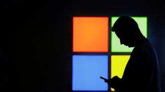 El ataque global al software de servidor de Microsoft, utilizado por miles de organismos públicos y empresas para compartir documentos dentro de las organizaciones, podría ser obra de un único actor, según un investigador de ciberseguridad.

Para más información del tema, visita: https://www.eleconomista.com.mx/tecnologia/ciberataque-servidores-sharepoint-microsoft-deberse-unico-actor-20250721-769046.html

¡Síguenos en nuestras redes sociales para mantenerte informado!

Twitter: https://twitter.com/eleconomista 
Facebook: https://www.facebook.com/ElEconomista.mx
Instagram: https://www.instagram.com/eleconomistamx
LinkedIn: https://www.linkedin.com/company/el-economista/

#ElEconomista #EETV