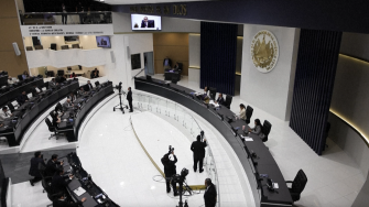 “Me parece bien” o “es necesario consultar al pueblo para una decisión así”: esas son algunas de las opiniones de los salvadoreños luego que el Congreso aprobara una profunda reforma constitucional que permite la reelección indefinida y amplía el mandato de gobierno de cinco a seis años, lo que deja vía libre el presidente Nayib Bukele a permanecer en el poder.
Para más información del tema, visita:
Twitter: https://twitter.com/eleconomista
Sitio web: https://www.eleconomista.com.mx/
Facebook: https://www.facebook.com/ElEconomista.mx
#ElEconomista #CapitalHumano #EETV