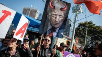Cientos de brasileños se congregaron el viernes en distintas ciudades del país para protestar en defensa de la soberanía nacional y manifestar su repudio al arancel adicional 50 % decretado por el presidente de Estados Unidos, Donald Trump, contra Brasil.
¡Síguenos en nuestras redes sociales para mantenerte informado!
Twitter: https://twitter.com/eleconomista
Facebook: https://www.facebook.com/ElEconomista.mx
Instagram: https://www.instagram.com/eleconomistamx
LinkedIn: https://www.linkedin.com/company/el-economista/
T
#ElEconomista #EETV