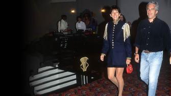 Ghislaine Maxwell, cómplice del delincuente sexual Jeffrey Epstein, fue trasladada a una prisión de Texas, menos estricta que la de Florida donde cumplía condena, informaron este viernes las autoridades penitenciarias.
¡Síguenos en nuestras redes sociales para mantenerte informado!
Twitter: https://twitter.com/eleconomista
Facebook: https://www.facebook.com/ElEconomista.mx
Instagram: https://www.instagram.com/eleconomistamx
LinkedIn: https://www.linkedin.com/company/el-economista/
#ElEconomista #EETV #JeffreyEpstein