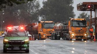 Las actividades de la mina se encuentran paralizadas desde el viernes tras una orden emitida por el Ministerio de Minería para facilitar la búsqueda.
Para más información del tema, visita: https://www.eleconomista.com.mx/empresas/encuentran-vida-cinco-mineros-atrapados-mina-chile-20250802-770985.html
¡Síguenos en nuestras redes sociales para mantenerte informado!
Twitter: https://twitter.com/eleconomista
Facebook: https://www.facebook.com/ElEconomista.mx
Instagram: https://www.instagram.com/eleconomistamx
LinkedIn: https://www.linkedin.com/company/el-economista/
T
#ElEconomista #EETV