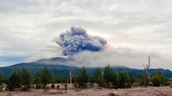 El volcán Kracheninnikov, situado en la península rusa de Kamchatka, entró en erupción por primera vez en más de 450 años, pocos días después del potente terremoto que sacudió esa misma región del extremo oriental del país, informaron las autoridades.
¡Síguenos en nuestras redes sociales para mantenerte informado!
Twitter: https://twitter.com/eleconomista
Facebook: https://www.facebook.com/ElEconomista.mx
Instagram: https://www.instagram.com/eleconomistamx
LinkedIn: https://www.linkedin.com/company/el-economista/
T
#ElEconomista #EETV