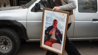 El fiscal Aquiles Cubillos, de la Región de O'Higgins, anunció el hallazgo del cuerpo del quinto minero atrapado.
Para más información del tema, visita: https://www.eleconomista.com.mx/internacionales/mueren-cinco-trabajadores-atrapados-mina-teniente-chilena-codelco-20250803-771034.html
¡Síguenos en nuestras redes sociales para mantenerte informado!
Twitter: https://twitter.com/eleconomista
Facebook: https://www.facebook.com/ElEconomista.mx
Instagram: https://www.instagram.com/eleconomistamx
LinkedIn: https://www.linkedin.com/company/el-economista/
#ElEconomista #EETV #ElTeniente #Mineros