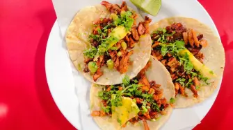 En 10 años, el precio del taco al pastor en taquerías icónicas de CDMX se duplicó, superando ampliamente la inflación acumulada.