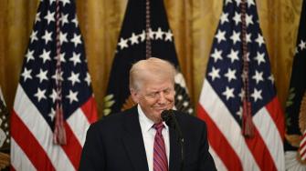 El presidente estadounidense, Donald Trump, amenazó este lunes con aumentar "sustancialmente" los aranceles sobre los productos indios como sanción por la compra de petróleo ruso, una fuente clave de ingresos para Moscú.