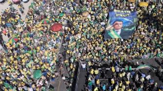 Miles de simpatizantes de Jair Bolsonaro salieron a las calles este domingo en varias ciudades de Brasil tras el anuncio de Estados Unidos de imponer aranceles al país y sanciones contra el juez a cargo del juicio al expresidente ultraderechista.