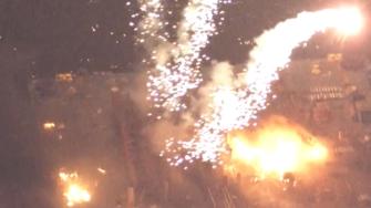 Dos barcazas cargadas con fuegos artificiales para un espectáculo del festival de verano cerca de Tokio se incendiaron, obligando a cinco trabajadores a saltar al mar, dijeron las autoridades.