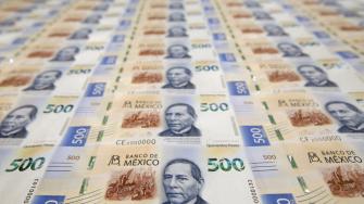 En el panorama comercial, el dólar se debilita después de que Donald Trump amenazó con imponer aranceles a los países que compren petróleo ruso.