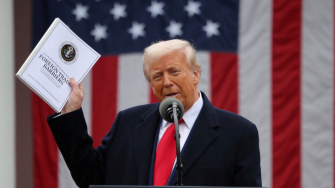 Los aranceles recíprocos impuestos por el presidente de Estados Unidos, Donald Trump, entraron en vigor a partir de este jueves, tras cuatro retrasos en cuatro meses.

Para más información del tema, visita: https://www.eleconomista.com.mx/empresas/aranceles-reciprocos-trump-entraron-vigor-partir-hoy-20250807-771669.html

¡Síguenos en nuestras redes sociales para mantenerte informado!

Twitter: https://twitter.com/eleconomista 
Facebook: https://www.facebook.com/ElEconomista.mx
Instagram: https://www.instagram.com/eleconomistamx
LinkedIn: https://www.linkedin.com/company/el-economista/

#ElEconomista #EETV
