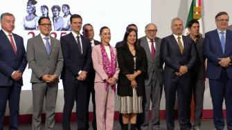 El gobierno de México informó sobre la inversión de empresas farmacéuticas de más de 12,000 millones de pesos y que tiene el propósito de posicionar al país como líder regional en innovación médica, producción farmacéutica y desarrollo de investigación clínica.
Para más información del tema, visita: https://www.eleconomista.com.mx/politica/gobierno-presenta-inversiones-farmaceuticas-12-000-millones-pesos-20250807-771670.html
¡Síguenos en nuestras redes sociales para mantenerte informado!
Twitter: https://twitter.com/eleconomista
Facebook: https://www.facebook.com/ElEconomista.mx
Instagram: https://www.instagram.com/eleconomistamx
LinkedIn: https://www.linkedin.com/company/el-economista/
#ElEconomista #EETV #Farmacéuticas
