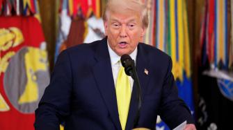 Distintas organizaciones de derechos civiles han cuestionado los vuelos de deportación impulsados por Trump al alegar que el proceso no permite audiencias.
Para más información del tema, visita: https://www.eleconomista.com.mx/internacionales/tribunal-paraliza-proceso-desacato-administracion-trump-frenar-deportaciones-20250808-771882.html
Twitter: https://twitter.com/eleconomista
Sitio web: https://www.eleconomista.com.mx/
Facebook: https://www.facebook.com/ElEconomista.mx
#ElEconomista#EETV