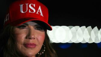 Más de un millón de migrantes en situación irregular se fueron de Estados Unidos por su cuenta desde que el presidente Donald Trump regresó al poder el 20 de enero, afirmó este viernes la secretaria de Seguridad Interior, Kristi Noem.
Para más información del tema, visita: https://www.eleconomista.com.mx/internacionales/kristi-noem-dice-millon-migrantes-cuenta-eu-20250808-771892.html
¡Síguenos en nuestras redes sociales para mantenerte informado!
Twitter: https://twitter.com/eleconomista
Facebook: https://www.facebook.com/ElEconomista.mx
Instagram: https://www.instagram.com/eleconomistamx
LinkedIn: https://www.linkedin.com/company/el-economista/
#ElEconomista #EETV #Migrantes