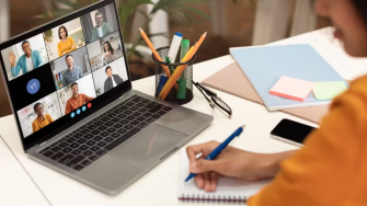 El exceso de reuniones está tomando las horas más productivas del día y provocando jornadas fragmentadas. La saturación de juntas y mensajes impide el trabajo profundo y extiende la carga laboral más allá del horario formal.

Para más información del tema, visita: https://www.eleconomista.com.mx/capital-humano/houston-problema-juntas-secuestran-horas-productivas-jornada-laboral-20250808-771775.html

¡Síguenos en nuestras redes sociales para mantenerte informado!

Twitter: https://twitter.com/eleconomista 
Facebook: https://www.facebook.com/ElEconomista.mx
Instagram: https://www.instagram.com/eleconomistamx
LinkedIn: https://www.linkedin.com/company/el-economista/

#ElEconomista #EETV