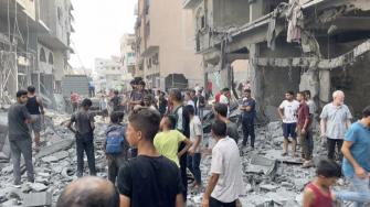 El gabinete de seguridad de Israel aprobó el viernes de madrugada un plan del primer ministro Benjamin Netanyahu para "derrotar" a Hamás y "tomar el control" de Ciudad de Gaza, en el norte de ese territorio palestino asolado por la guerra y en plena crisis humanitaria.
Para más información del tema, visita:
Twitter: https://twitter.com/eleconomista
Sitio web: https://www.eleconomista.com.mx/
Facebook: https://www.facebook.com/ElEconomista.mx
#ElEconomista#EETV