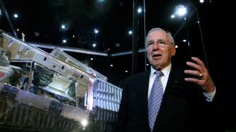 El astronauta estadounidense fue uno de los tres astronautas en orbitar la Luna por primera vez durante la misión Apolo 8, en 1968, allanando el camino para el primer alunizaje.
Para más información del tema, visita: https://www.eleconomista.com.mx/arteseideas/astronauta-jim-lovell-comando-mision-apolo-13-murio-97-anos-20250808-771932.html
¡Síguenos en nuestras redes sociales para mantenerte informado!
Twitter: https://twitter.com/eleconomista
Facebook: https://www.facebook.com/ElEconomista.mx
Instagram: https://www.instagram.com/eleconomistamx
LinkedIn: https://www.linkedin.com/company/el-economista/
#ElEconomista #EETV #JimLovell #Apolo13