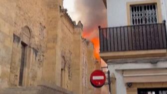 La mezquita de Córdoba "está a salvo", dijo este viernes por la noche el alcalde de esta ciudad española, José María Bellido, después del incendio ya extinguido que afectó a una parte del histórico monumento y que hizo temer una destrucción como la que sufrió la catedral de Notre-Dame de París.
¡Síguenos en nuestras redes sociales para mantenerte informado!
Twitter: https://twitter.com/eleconomista
Facebook: https://www.facebook.com/ElEconomista.mx
Instagram: https://www.instagram.com/eleconomistamx
LinkedIn: https://www.linkedin.com/company/el-economista/
#ElEconomista #EETV